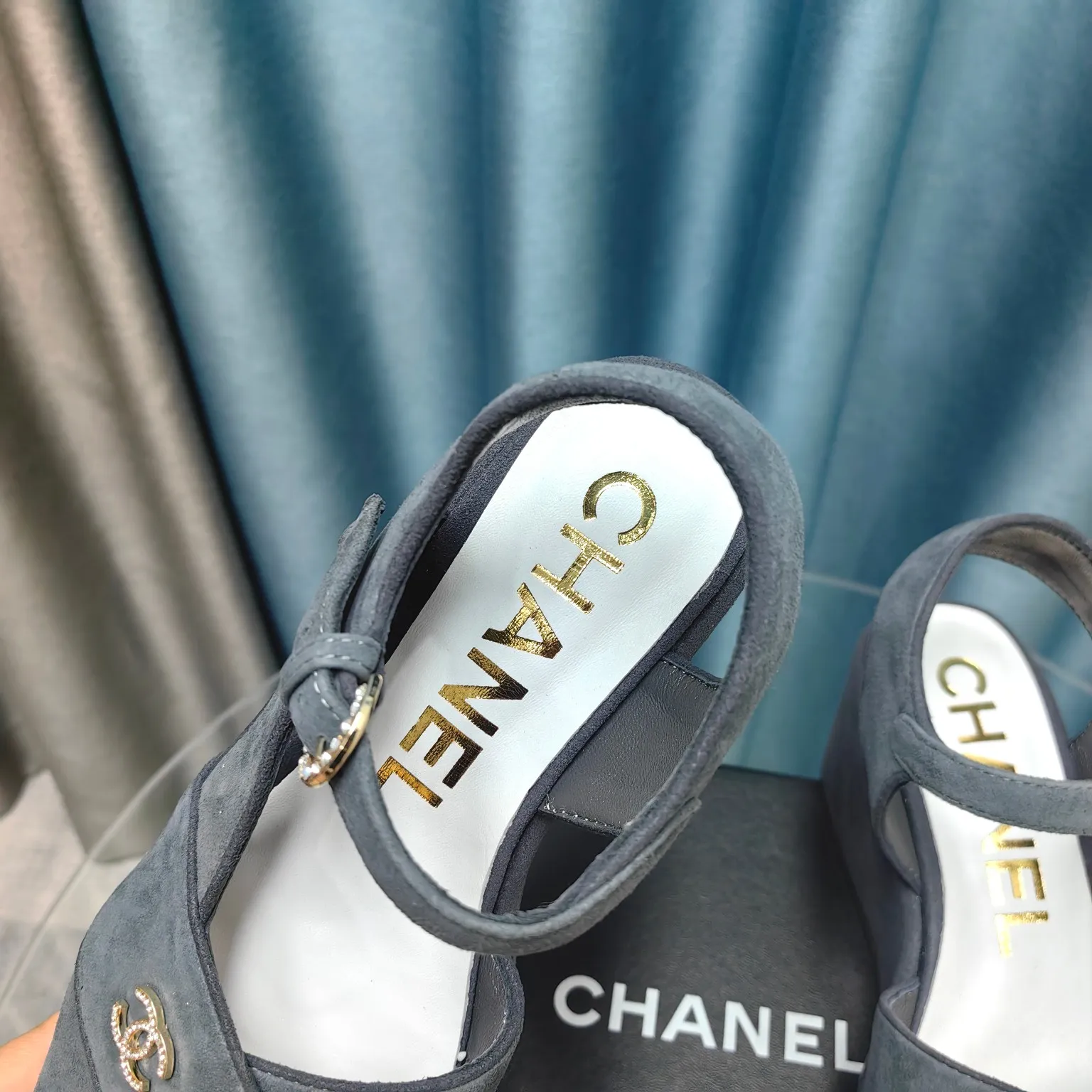 👟👟Ex-factory price 540👟👟 Top version Chanel/Chanel 24ss thick-soled lame-heeled sandals Material ☑️Fabric: patent leather/sheep ☑️Lining: sheepskin ☑️Outsole: original outsole ☑️Heel height: 7.5cm ☑️Number of yards: 35-40